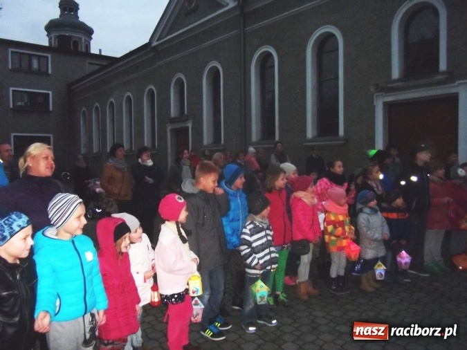 Zdjęcie w galerii na portalu naszraciborz.pl: Na Płoni dzieci szły w pochodzie ze świętym Marcinem wiadomości z regionu