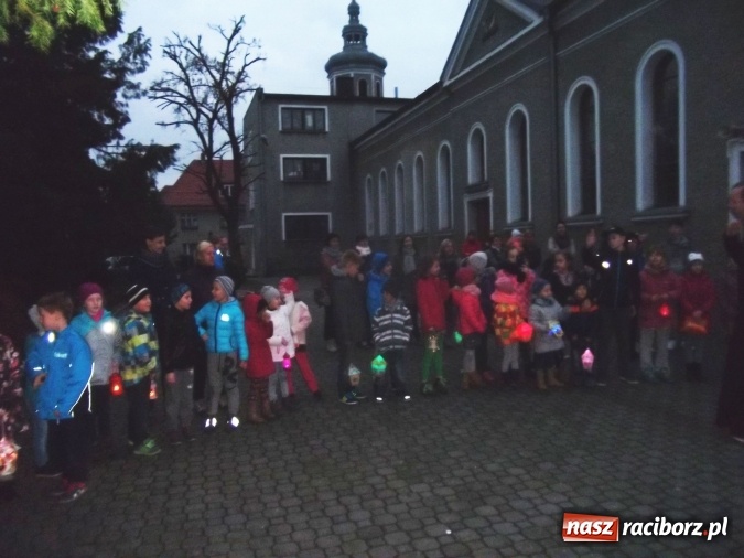 Zdjęcie w galerii na portalu naszraciborz.pl: Na Płoni dzieci szły w pochodzie ze świętym Marcinem wiadomości z regionu