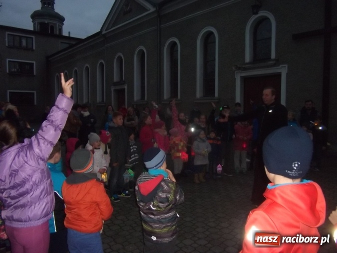 Zdjęcie w galerii na portalu naszraciborz.pl: Na Płoni dzieci szły w pochodzie ze świętym Marcinem wiadomości z regionu