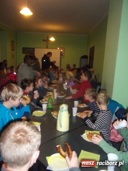 Zdjęcie w galerii na portalu naszraciborz.pl: Na Płoni dzieci szły w pochodzie ze świętym Marcinem wiadomości z regionu