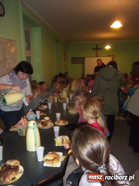 Zdjęcie w galerii na portalu naszraciborz.pl: Na Płoni dzieci szły w pochodzie ze świętym Marcinem wiadomości z regionu