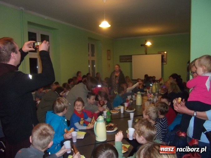 Zdjęcie w galerii na portalu naszraciborz.pl: Na Płoni dzieci szły w pochodzie ze świętym Marcinem wiadomości z regionu