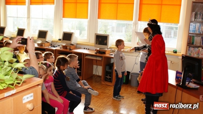 Zdjęcie w galerii na portalu naszraciborz.pl: Obowiązki czytelnika traktować z powagą… przyrzekamy!  wiadomości z regionu