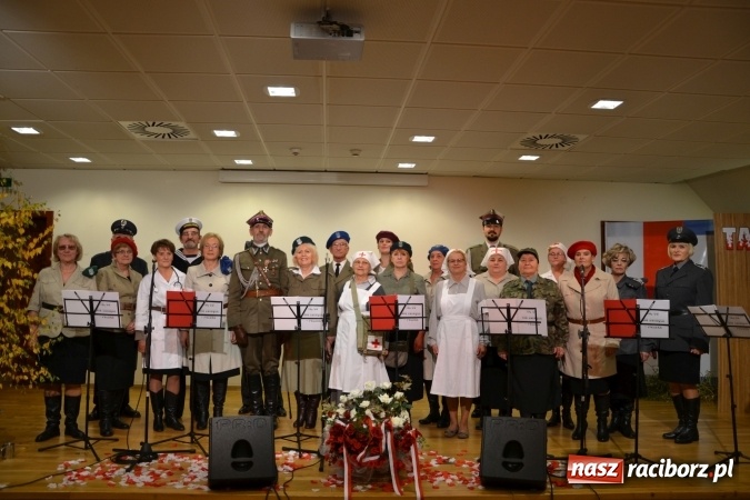 Zdjęcie w galerii na portalu naszraciborz.pl: Ta, co nie zginęła - Polska. Widowisko patriotyczne na Zamku Piastowskim wiadomości z regionu