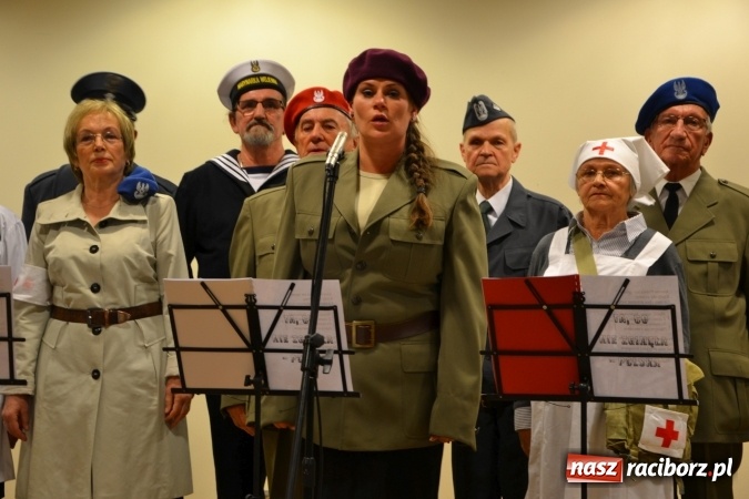 Zdjęcie w galerii na portalu naszraciborz.pl: Ta, co nie zginęła - Polska. Widowisko patriotyczne na Zamku Piastowskim wiadomości z regionu