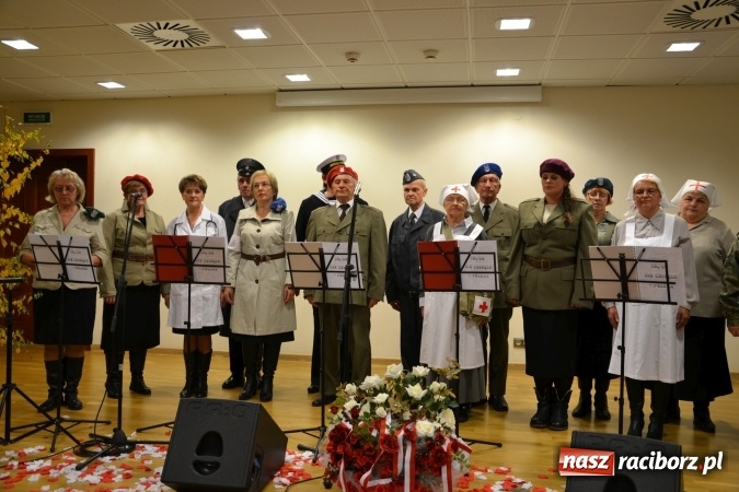 Zdjęcie w galerii na portalu naszraciborz.pl: Ta, co nie zginęła - Polska. Widowisko patriotyczne na Zamku Piastowskim wiadomości z regionu
