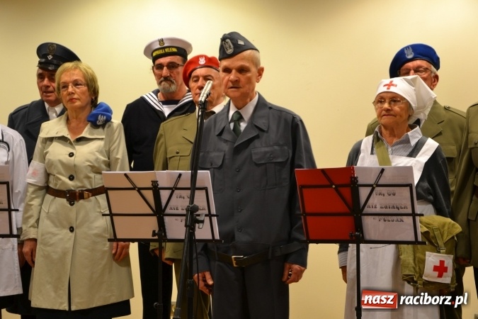 Zdjęcie w galerii na portalu naszraciborz.pl: Ta, co nie zginęła - Polska. Widowisko patriotyczne na Zamku Piastowskim wiadomości z regionu