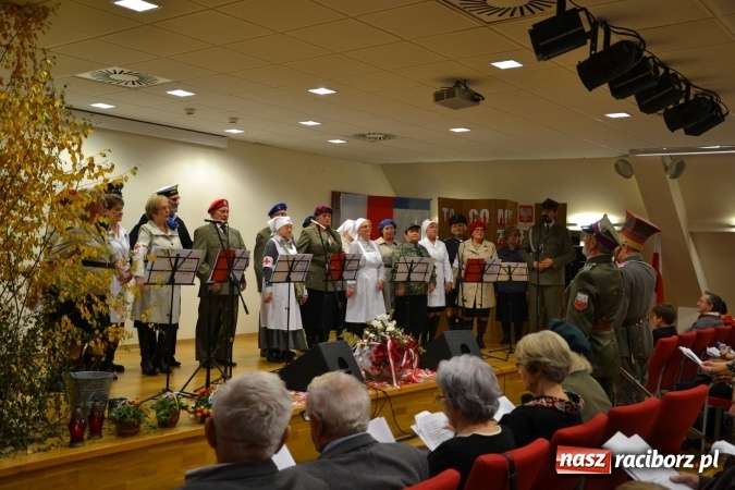 Zdjęcie w galerii na portalu naszraciborz.pl: Ta, co nie zginęła - Polska. Widowisko patriotyczne na Zamku Piastowskim wiadomości z regionu