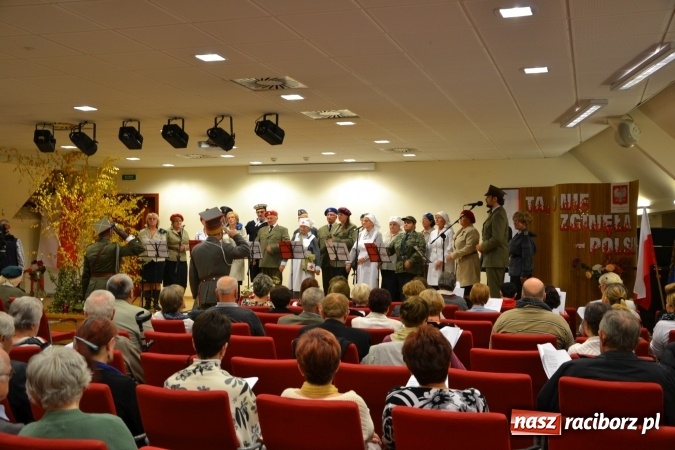 Zdjęcie w galerii na portalu naszraciborz.pl: Ta, co nie zginęła - Polska. Widowisko patriotyczne na Zamku Piastowskim wiadomości z regionu