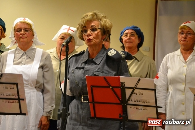 Zdjęcie w galerii na portalu naszraciborz.pl: Ta, co nie zginęła - Polska. Widowisko patriotyczne na Zamku Piastowskim wiadomości z regionu