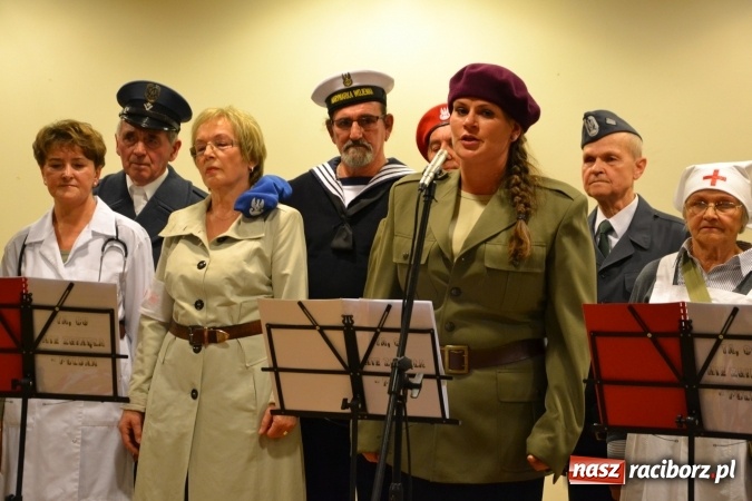 Zdjęcie w galerii na portalu naszraciborz.pl: Ta, co nie zginęła - Polska. Widowisko patriotyczne na Zamku Piastowskim wiadomości z regionu