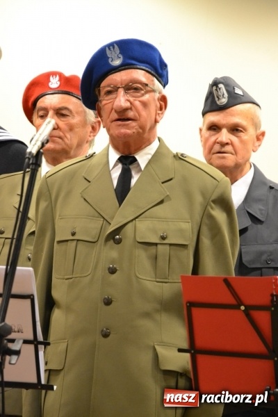 Zdjęcie w galerii na portalu naszraciborz.pl: Ta, co nie zginęła - Polska. Widowisko patriotyczne na Zamku Piastowskim wiadomości z regionu