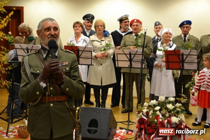 Zdjęcie w galerii na portalu naszraciborz.pl: Ta, co nie zginęła - Polska. Widowisko patriotyczne na Zamku Piastowskim wiadomości z regionu