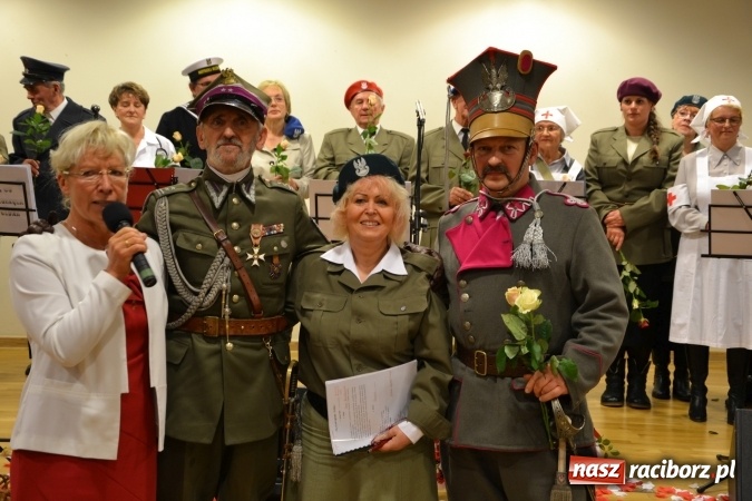 Zdjęcie w galerii na portalu naszraciborz.pl: Ta, co nie zginęła - Polska. Widowisko patriotyczne na Zamku Piastowskim wiadomości z regionu