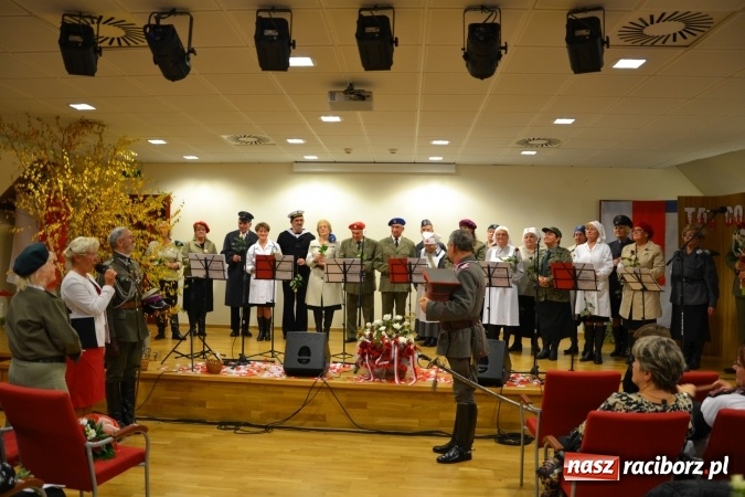 Zdjęcie w galerii na portalu naszraciborz.pl: Ta, co nie zginęła - Polska. Widowisko patriotyczne na Zamku Piastowskim wiadomości z regionu