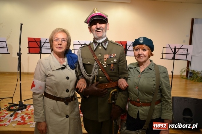 Zdjęcie w galerii na portalu naszraciborz.pl: Ta, co nie zginęła - Polska. Widowisko patriotyczne na Zamku Piastowskim wiadomości z regionu