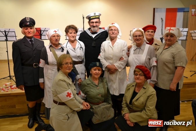 Zdjęcie w galerii na portalu naszraciborz.pl: Ta, co nie zginęła - Polska. Widowisko patriotyczne na Zamku Piastowskim wiadomości z regionu