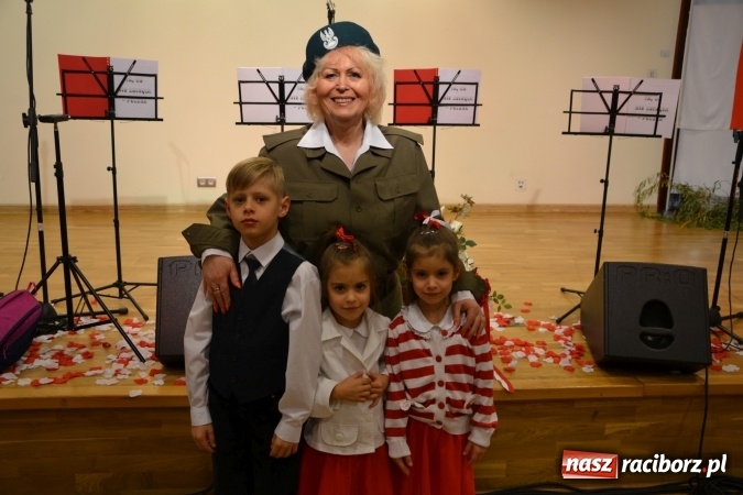 Zdjęcie w galerii na portalu naszraciborz.pl: Ta, co nie zginęła - Polska. Widowisko patriotyczne na Zamku Piastowskim wiadomości z regionu