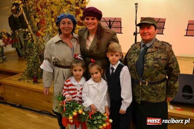 Zdjęcie w galerii na portalu naszraciborz.pl: Ta, co nie zginęła - Polska. Widowisko patriotyczne na Zamku Piastowskim wiadomości z regionu