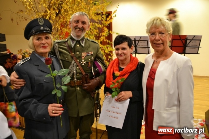Zdjęcie w galerii na portalu naszraciborz.pl: Ta, co nie zginęła - Polska. Widowisko patriotyczne na Zamku Piastowskim wiadomości z regionu