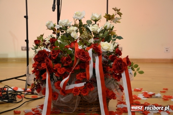 Zdjęcie w galerii na portalu naszraciborz.pl: Ta, co nie zginęła - Polska. Widowisko patriotyczne na Zamku Piastowskim wiadomości z regionu