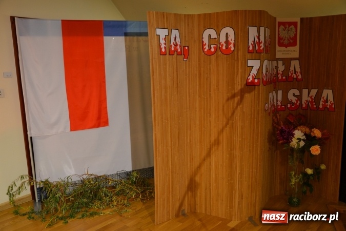 Zdjęcie w galerii na portalu naszraciborz.pl: Ta, co nie zginęła - Polska. Widowisko patriotyczne na Zamku Piastowskim wiadomości z regionu