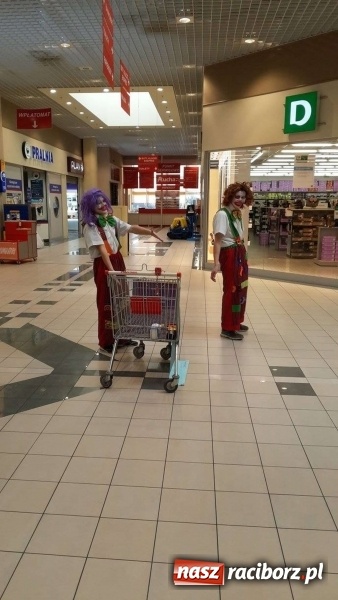 Zdjęcie w galerii na portalu naszraciborz.pl: Po raz trzeci ruszyła akcja wychowank&oacute;w raciborskiego poprawczaka pod nazwą My POMAGAMY - POMAGAJCIE i Wy wiadomości z regionu