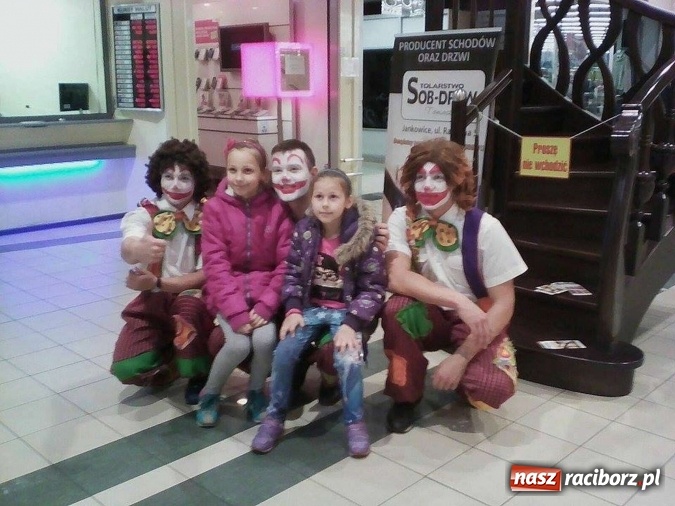 Zdjęcie w galerii na portalu naszraciborz.pl: Po raz trzeci ruszyła akcja wychowank&oacute;w raciborskiego poprawczaka pod nazwą My POMAGAMY - POMAGAJCIE i Wy wiadomości z regionu