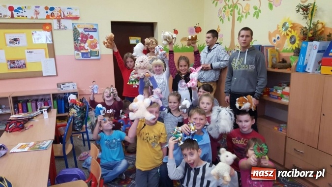 Zdjęcie w galerii na portalu naszraciborz.pl: Po raz trzeci ruszyła akcja wychowank&oacute;w raciborskiego poprawczaka pod nazwą My POMAGAMY - POMAGAJCIE i Wy wiadomości z regionu