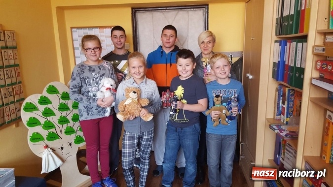 Zdjęcie w galerii na portalu naszraciborz.pl: Po raz trzeci ruszyła akcja wychowank&oacute;w raciborskiego poprawczaka pod nazwą My POMAGAMY - POMAGAJCIE i Wy wiadomości z regionu