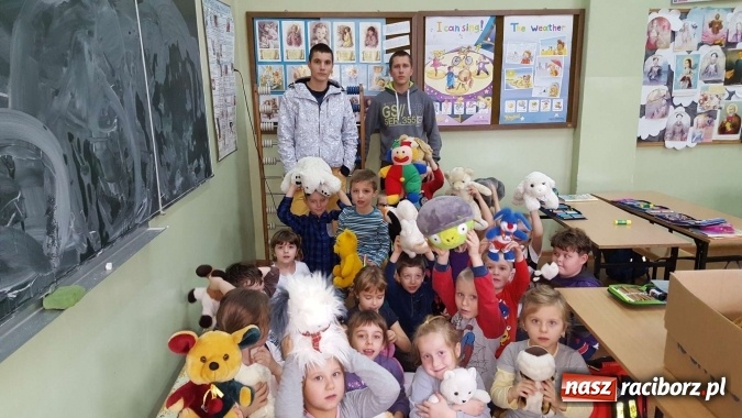 Zdjęcie w galerii na portalu naszraciborz.pl: Po raz trzeci ruszyła akcja wychowank&oacute;w raciborskiego poprawczaka pod nazwą My POMAGAMY - POMAGAJCIE i Wy wiadomości z regionu