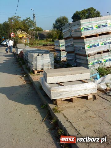 Zdjęcie w galerii na portalu naszraciborz.pl: Chodnik na Brzeskiej wiadomości z regionu