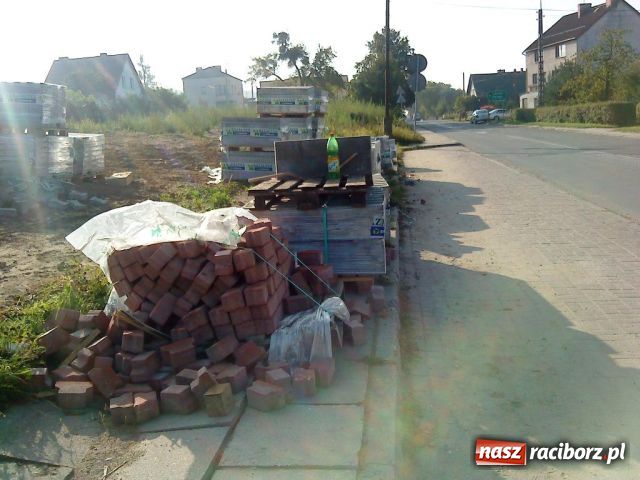 Zdjęcie w galerii na portalu naszraciborz.pl: Chodnik na Brzeskiej wiadomości z regionu