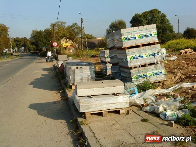 Zdjęcie w galerii na portalu naszraciborz.pl: Chodnik na Brzeskiej wiadomości z regionu