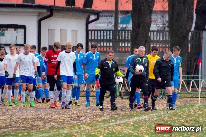 Zdjęcie w galerii na portalu naszraciborz.pl: Wiele kartek przy Wyszyńskiego. Skromna porażka Ikara z Żorami wiadomości z regionu
