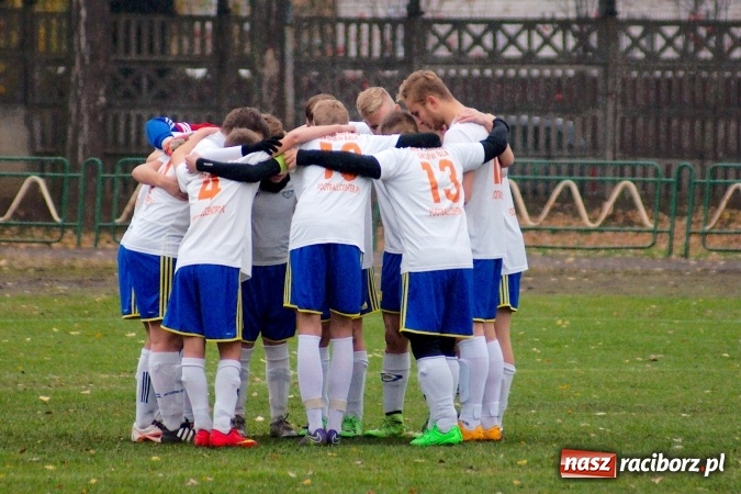 Zdjęcie w galerii na portalu naszraciborz.pl: Wiele kartek przy Wyszyńskiego. Skromna porażka Ikara z Żorami wiadomości z regionu
