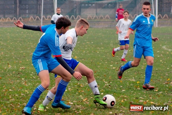 Zdjęcie w galerii na portalu naszraciborz.pl: Wiele kartek przy Wyszyńskiego. Skromna porażka Ikara z Żorami wiadomości z regionu