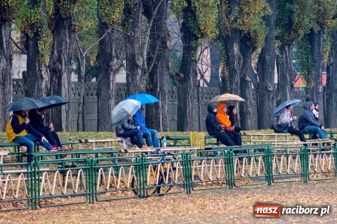 Zdjęcie w galerii na portalu naszraciborz.pl: Wiele kartek przy Wyszyńskiego. Skromna porażka Ikara z Żorami wiadomości z regionu