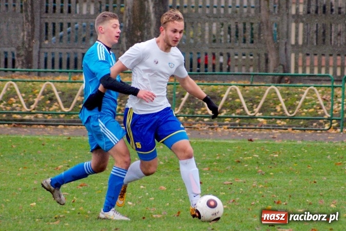 Zdjęcie w galerii na portalu naszraciborz.pl: Wiele kartek przy Wyszyńskiego. Skromna porażka Ikara z Żorami wiadomości z regionu