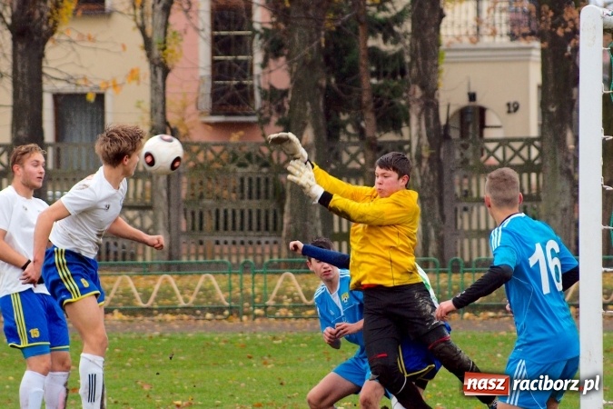 Zdjęcie w galerii na portalu naszraciborz.pl: Wiele kartek przy Wyszyńskiego. Skromna porażka Ikara z Żorami wiadomości z regionu