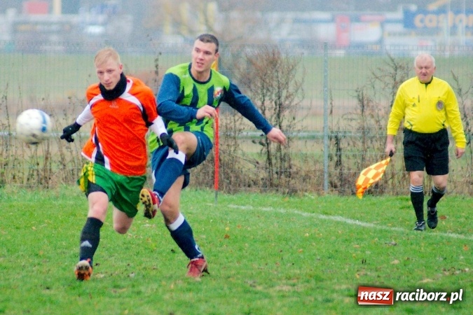 Zdjęcie w galerii na portalu naszraciborz.pl: B klasa: Bezbarwny pojedynek na remis wiadomości z regionu