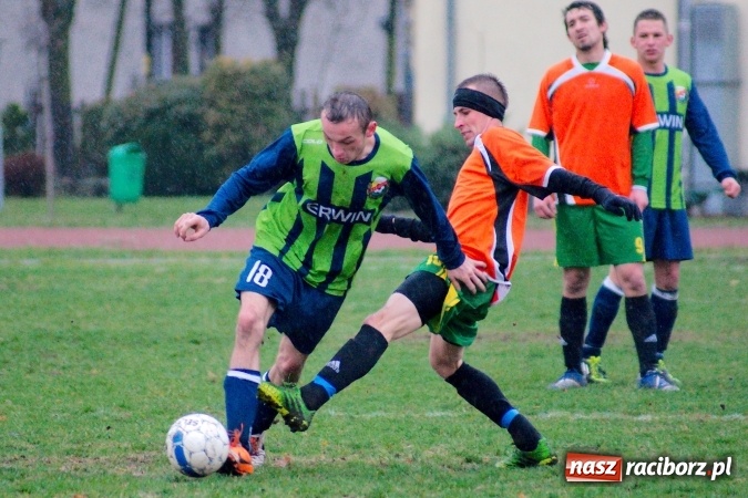 Zdjęcie w galerii na portalu naszraciborz.pl: B klasa: Bezbarwny pojedynek na remis wiadomości z regionu