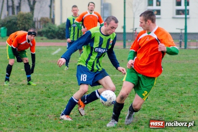 Zdjęcie w galerii na portalu naszraciborz.pl: B klasa: Bezbarwny pojedynek na remis wiadomości z regionu