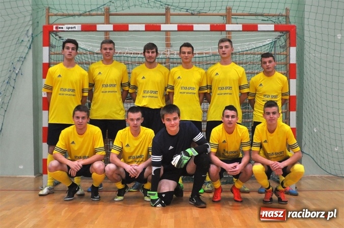 Zdjęcie w galerii na portalu naszraciborz.pl: Niedzielne emocje w Halowej Lidze Piłki Nożnej wiadomości z regionu