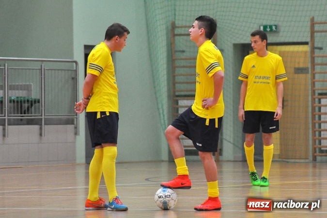 Zdjęcie w galerii na portalu naszraciborz.pl: Niedzielne emocje w Halowej Lidze Piłki Nożnej wiadomości z regionu