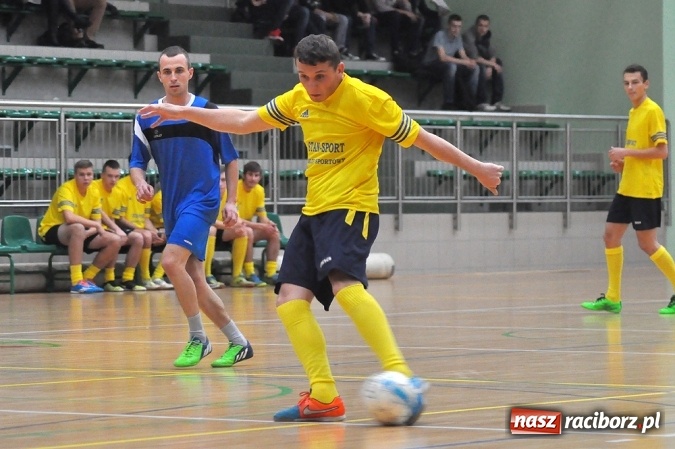 Zdjęcie w galerii na portalu naszraciborz.pl: Niedzielne emocje w Halowej Lidze Piłki Nożnej wiadomości z regionu