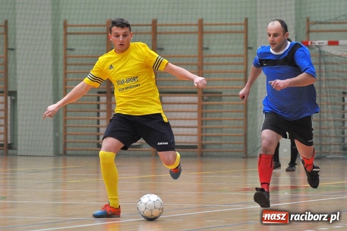 Zdjęcie w galerii na portalu naszraciborz.pl: Niedzielne emocje w Halowej Lidze Piłki Nożnej wiadomości z regionu