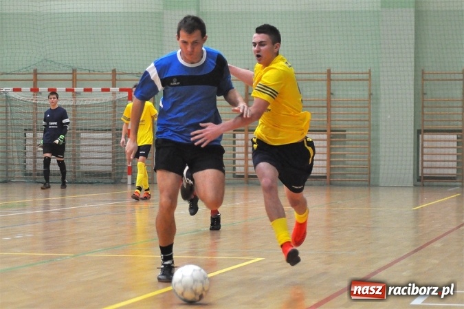 Zdjęcie w galerii na portalu naszraciborz.pl: Niedzielne emocje w Halowej Lidze Piłki Nożnej wiadomości z regionu