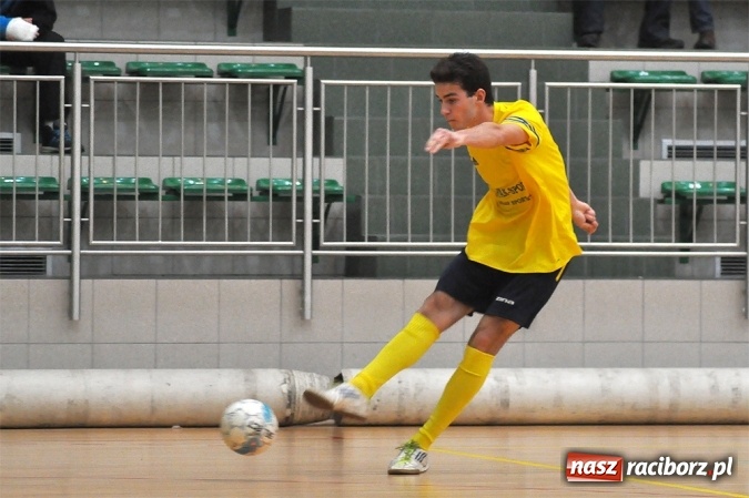 Zdjęcie w galerii na portalu naszraciborz.pl: Niedzielne emocje w Halowej Lidze Piłki Nożnej wiadomości z regionu