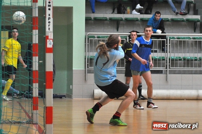 Zdjęcie w galerii na portalu naszraciborz.pl: Niedzielne emocje w Halowej Lidze Piłki Nożnej wiadomości z regionu